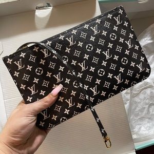 Louis Vuitton Neverfull MM Pochette